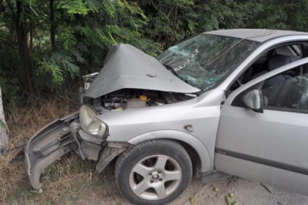 O tânără de 21 de ani din Mangalia a murit după ce s-a izbit cu maşina de un copac